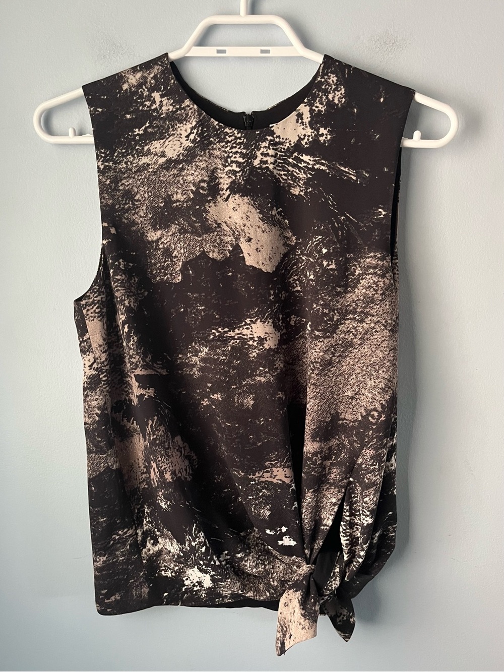 Babaton Hopkins Cream & Black Aritzia Sleeveless Knot-Hem Print Top Size XS